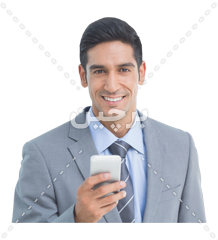 مرد جوان کت و شلواری با لبخند و موبایل در دست