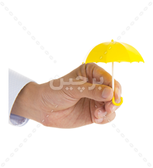 دست مرد با یک چتر بسیار کوچک زرد رنگ