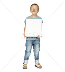 عکس دوربری یک پسربچه خندان با یک کاغذ سفید در دست