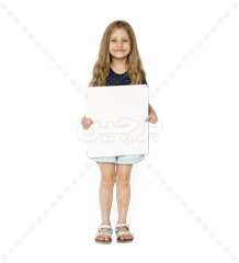 عکس png دختر کوچک با یک کاغذ سفید در دست