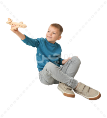 عکس پسربچه در حال بازی با هواپیمای چوبی